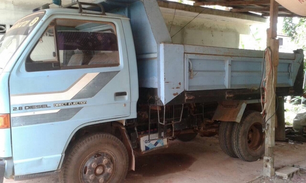 ขายรถ6ล้อดั้มพ์ ISUZU NKR เครื่อง 88 แรงม้า เกียร์สั้น สนใจโทร 081-970-1072