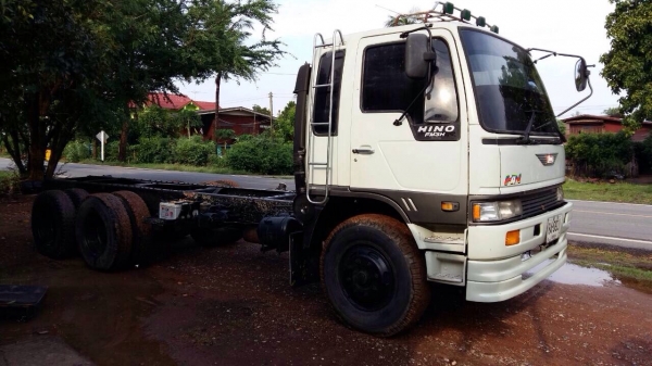 ขายรถบรรทุกสิบล้อหัวแชสซี HINO 3H เครื่องเดิม 195 แรง 2 เพลา แชสซีสวย ภายในดี ทะเบียนพร้อม ขายรถบรรทุกสิบล้อหัวแชสซี HINO 3H เครื่องเดิม 195 แรง 2 เพลา แชสซีสวย ภายในดี ทะเบียนพร้อม