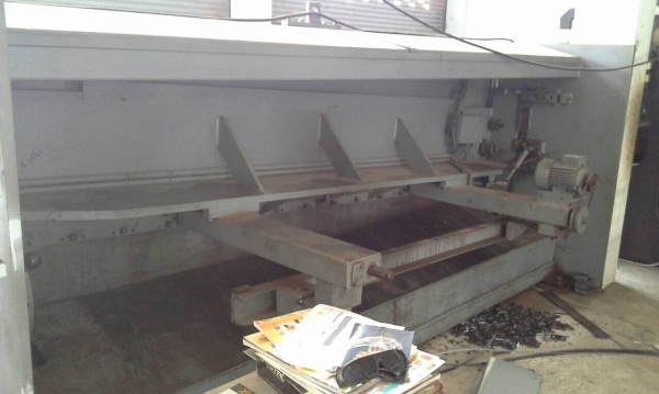 ขายเครื่องตัดยี่ห้อHogoยาว10ฟุตตัดได้6มิลและพับใต้หวันยาว10ฟุตพัยได้6มิลมีจอครับ