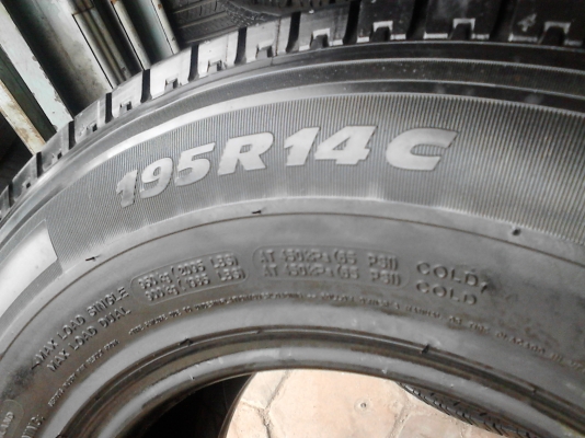 195R14 MICHELIN AGILIS  ยางสวย ดอกหนา ไม่มีปะ มี 2 เส้น โทร.081-427-3941