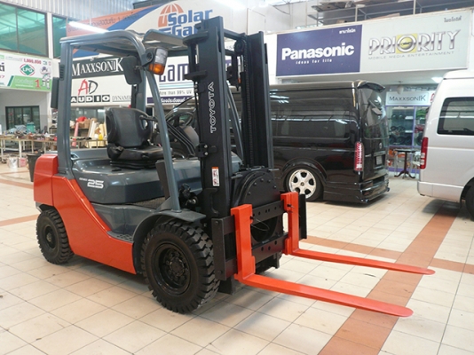 ขายรถโฟล์คลิฟท์มือสอง toyota รุ่น 8FGL25 ราคา 355,000 บาท นำเข้าจากประเทศญี่ปุ่น 100\% ไม่เคยใช้งานในไทย