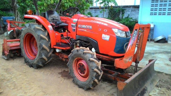 ขายรถไถ KUBOTA L3608 อุปกรณ์หน้า-หลังครบ ราคา 300,000 สอบถาม 0818618678 อ.แกลง จ.ระยอง