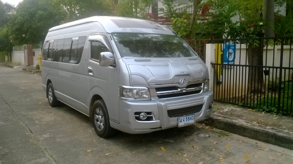 รถตู้ โตโยต้า COMMUTER 2.5 D4d ปี05 เกียร์ธรรมดา ตกแต่ง VIP 11 ที่นั่ง เครื่องดี แอร์ไมโครบัส  พร้อมใช้ 640,000 บาท