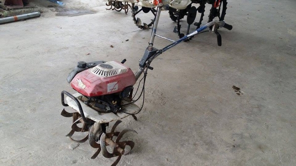 รถพรวนดินเดินตาม ขนาด 2.5 แรง เก่าญี่ปุ่น เครื่องยนต์ HONDA พร้อมชุดพรวนดิน