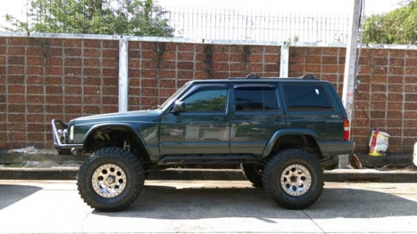 เจ้าของขายเอง Jeep Cherokee โฉมมน ปี 2000 ติดแก๊สและของแต่ง สภาพเยื่ยม พร้อมใช้