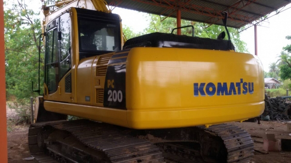 ขายรถแบคโฮ KOMATSU PC 200 รุ่น 8 พร้อมหัวลาก ซูโม่ 227 ขายยกคู่ ขายรถแบคโฮ KOMATSU PC 200 รุ่น 8 พร้อมหัวลาก ซูโม่ 227 ขายยกคู่