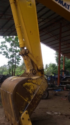 ขายรถแบคโฮ KOMATSU PC 200 รุ่น 8 พร้อมหัวลาก ซูโม่ 227 ขายยกคู่ ขายรถแบคโฮ KOMATSU PC 200 รุ่น 8 พร้อมหัวลาก ซูโม่ 227 ขายยกคู่