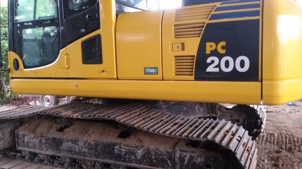 ขายรถแบคโฮ KOMATSU PC 200 รุ่น 8 พร้อมหัวลาก ซูโม่ 227 ขายยกคู่ ขายรถแบคโฮ KOMATSU PC 200 รุ่น 8 พร้อมหัวลาก ซูโม่ 227 ขายยกคู่