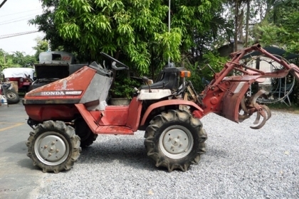 ขาย รถตีดินแบบนั่งขับ HONDA MIGHTY -11 ขับเคลื่อน 4 ล้อ เลี้ยวได้ครบ 4 ล้อ วงแคบ เก่าญี่ปุ่น สภาพภายนอกสีไม่ค่อยสวย  เครื่องยนต์สมบูรณ์พร้อมใช้งาน ราคา 58,000