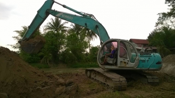 ขายแบคโฮ KOBE MARK V ไฟฟ้าเต็ม เครื่องแน่น ปั้มแรง เอวแน่นไม่หลวม รถใช้งานอยู่ทุกวัน เอกสารใบอินวอยซ์