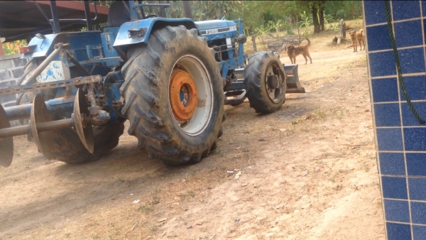 ขายรถไถ 2 เพลา เสื้อลายปั้มกลม  Ford 6610 มีภาพวีดีโอ สภาพสวยพร้อมใช้  ผานดันหน้า และผาน 5 ราคา 385,000 บาท ต่อรองได้ครับ  โทร 081-9972972 089-8451778