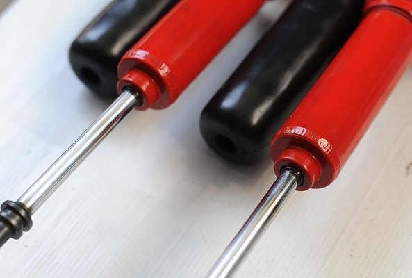 โช้คหน้า Super Red ใส่ Fortuner Vigo