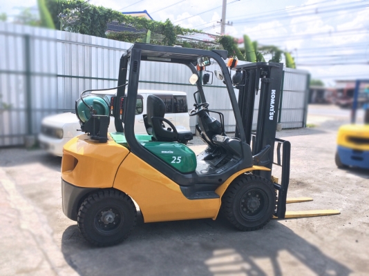 ขายโฟล์คลิฟ KOMATSU รุ่นล่าสุด(รุ่น16)2.5 ตัน 3เมตร เกียร์ออโต้ ชั่วโมงน้อยเครื่องดีเกียร์ดีมากๆๆ 270,000 บาท 094-4267888 จะเด็ด