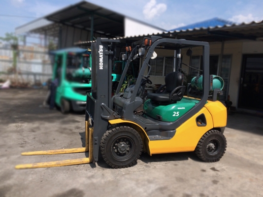 ขายโฟล์คลิฟ KOMATSU รุ่นล่าสุด(รุ่น16)2.5 ตัน 3เมตร เกียร์ออโต้ ชั่วโมงน้อยเครื่องดีเกียร์ดีมากๆๆ 270,000 บาท 094-4267888 จะเด็ด