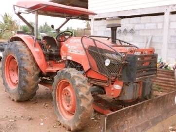 KUBOTA M7040 - 2 เพลา รถบอดี้สวยพร้ิมทำงานได้เลยครับ อุปกรณ์มีใบดันหน้าติดตั้งไว้ให้แล้ว เครื่องยนต์แรงดีกำลังไม่ตก ชั่วโมงการทำงานไม่ขึ้นครับ เกียร์เดินหน้า 8 ถอยหลัง 8 สภาพดีใช้งานง่าย ระบบไฮดรอลิกส์มีแตกเยิ้มบ้างเล็กน้อยครับ หางยกได้ปกติไม่มีปัญหา ยางส KUBOTA M7040 - 2 เพลา รถบอดี้สวยพร้ิมทำงานได้เลยครับ อุปกรณ์มีใบดันหน้าติดตั้งไว้ให้แล้ว เครื่องยนต์แรงดีกำลังไม่ตก ชั่วโมงการทำงานไม่ขึ้นครับ เกียร์เดินหน้า 8 ถอยหลัง 8 สภาพดีใช้งานง่าย ระบบไฮดรอลิกส์มีแตกเยิ้มบ้างเล็กน้อยครับ หางยกได้ปกติไม่มีปัญหา ยางส