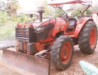 KUBOTA M7040 - 2 เพลา รถบอดี้สวยพร้ิมทำงานได้เลยครับ อุปกรณ์มีใบดันหน้าติดตั้งไว้ให้แล้ว เครื่องยนต์แรงดีกำลังไม่ตก ชั่วโมงการทำงานไม่ขึ้นครับ เกียร์เดินหน้า 8 ถอยหลัง 8 สภาพดีใช้งานง่าย ระบบไฮดรอลิกส์มีแตกเยิ้มบ้างเล็กน้อยครับ หางยกได้ปกติไม่มีปัญหา ยางส