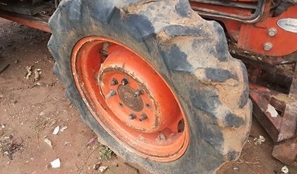 KUBOTA M7040 - 2 เพลา รถบอดี้สวยพร้ิมทำงานได้เลยครับ อุปกรณ์มีใบดันหน้าติดตั้งไว้ให้แล้ว เครื่องยนต์แรงดีกำลังไม่ตก ชั่วโมงการทำงานไม่ขึ้นครับ เกียร์เดินหน้า 8 ถอยหลัง 8 สภาพดีใช้งานง่าย ระบบไฮดรอลิกส์มีแตกเยิ้มบ้างเล็กน้อยครับ หางยกได้ปกติไม่มีปัญหา ยางส