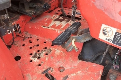 KUBOTA M7040 - 2 เพลา รถบอดี้สวยพร้ิมทำงานได้เลยครับ อุปกรณ์มีใบดันหน้าติดตั้งไว้ให้แล้ว เครื่องยนต์แรงดีกำลังไม่ตก ชั่วโมงการทำงานไม่ขึ้นครับ เกียร์เดินหน้า 8 ถอยหลัง 8 สภาพดีใช้งานง่าย ระบบไฮดรอลิกส์มีแตกเยิ้มบ้างเล็กน้อยครับ หางยกได้ปกติไม่มีปัญหา ยางส
