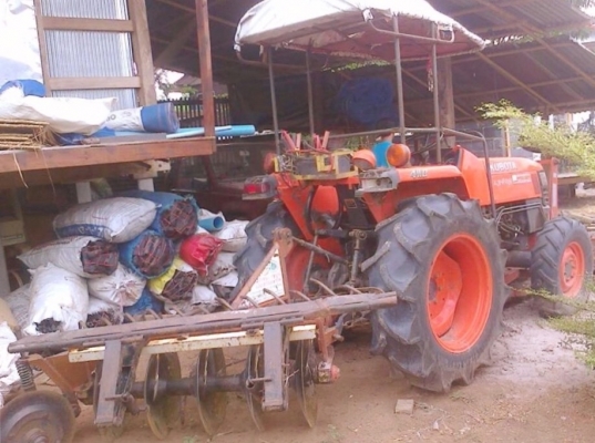 KUBOTA L3408 - 2 เพลา รถทำงาน 2,300 ชม. อุปกรณ์ครบพร้อม มีใบดันหน้า ผานพรวนดิน 5 สภาพดีพร้อมใช้งานได้เลย เครื่องแรงดีกำลังแรงสุดๆ ระบบเกียร์ใช้งานง่ายไม่มีหลุด ระบบไฮดรอลิกส์สภาพดีสุดๆไม่แตกเยิ้ม ช่วงล่างแน่นดี ยางสภาพดีประมาณ 60\% พร้อมใช้งาน เอกสารเล่มทะ