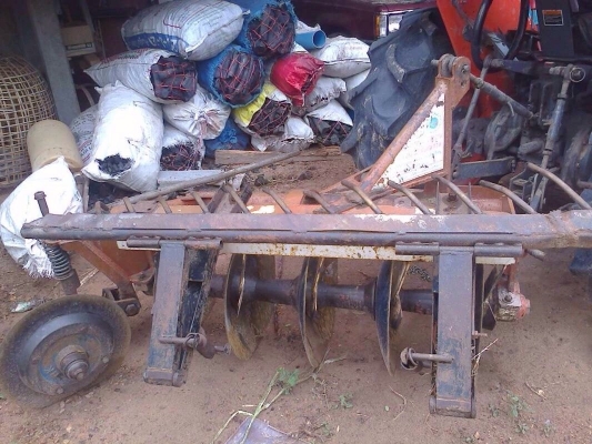 KUBOTA L3408 - 2 เพลา รถทำงาน 2,300 ชม. อุปกรณ์ครบพร้อม มีใบดันหน้า ผานพรวนดิน 5 สภาพดีพร้อมใช้งานได้เลย เครื่องแรงดีกำลังแรงสุดๆ ระบบเกียร์ใช้งานง่ายไม่มีหลุด ระบบไฮดรอลิกส์สภาพดีสุดๆไม่แตกเยิ้ม ช่วงล่างแน่นดี ยางสภาพดีประมาณ 60\% พร้อมใช้งาน เอกสารเล่มทะ