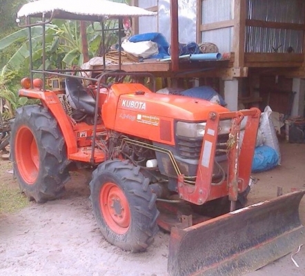 KUBOTA L3408 - 2 เพลา รถทำงาน 2,300 ชม. อุปกรณ์ครบพร้อม มีใบดันหน้า ผานพรวนดิน 5 สภาพดีพร้อมใช้งานได้เลย เครื่องแรงดีกำลังแรงสุดๆ ระบบเกียร์ใช้งานง่ายไม่มีหลุด ระบบไฮดรอลิกส์สภาพดีสุดๆไม่แตกเยิ้ม ช่วงล่างแน่นดี ยางสภาพดีประมาณ 60\% พร้อมใช้งาน เอกสารเล่มทะ