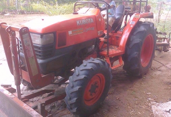 KUBOTA L3408 - 2 เพลา รถทำงาน 2,300 ชม. อุปกรณ์ครบพร้อม มีใบดันหน้า ผานพรวนดิน 5 สภาพดีพร้อมใช้งานได้เลย เครื่องแรงดีกำลังแรงสุดๆ ระบบเกียร์ใช้งานง่ายไม่มีหลุด ระบบไฮดรอลิกส์สภาพดีสุดๆไม่แตกเยิ้ม ช่วงล่างแน่นดี ยางสภาพดีประมาณ 60\% พร้อมใช้งาน เอกสารเล่มทะ