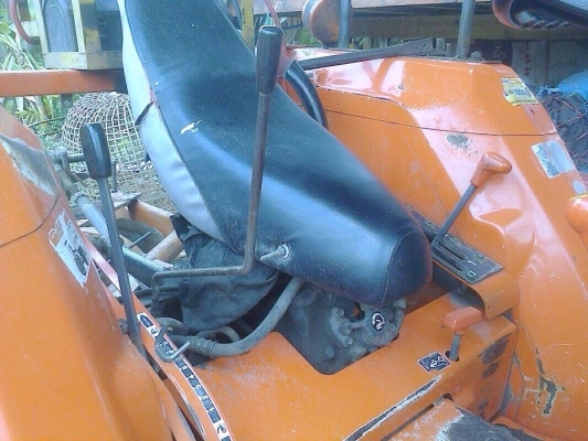 KUBOTA L3408 - 2 เพลา รถทำงาน 2,300 ชม. อุปกรณ์ครบพร้อม มีใบดันหน้า ผานพรวนดิน 5 สภาพดีพร้อมใช้งานได้เลย เครื่องแรงดีกำลังแรงสุดๆ ระบบเกียร์ใช้งานง่ายไม่มีหลุด ระบบไฮดรอลิกส์สภาพดีสุดๆไม่แตกเยิ้ม ช่วงล่างแน่นดี ยางสภาพดีประมาณ 60\% พร้อมใช้งาน เอกสารเล่มทะ