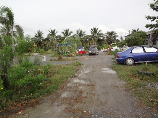 ที่ดินติดถนนสองด้าน  พร้อมห้องเช่า  มีรายได้แน่นอน