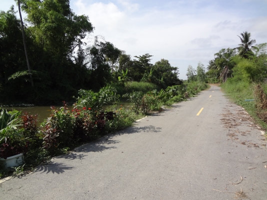 ที่ดินติดถนนสองด้าน  พร้อมห้องเช่า  มีรายได้แน่นอน