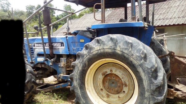 ขายรถไถ2เพลา NEWHOLLAND 8066S มีเล่มทะเบียน สนใจโทร 081-970-1072