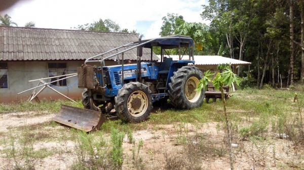 ขายรถไถ2เพลา NEWHOLLAND 8066S มีเล่มทะเบียน สนใจโทร 081-970-1072