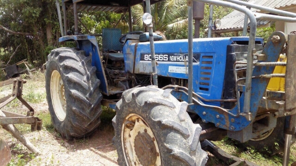 ขายรถไถ2เพลา NEWHOLLAND 8066S มีเล่มทะเบียน สนใจโทร 081-970-1072