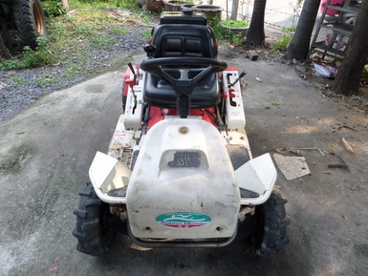 รถตัดหญ้าแบบนั่งขับ  เครื่ิอง 11 แรง  14  แรง นำเข้าจากญี่ปุ่น