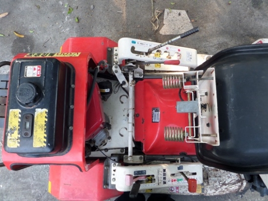 รถตัดหญ้าแบบนั่งขับ  เครื่ิอง 11 แรง  14  แรง นำเข้าจากญี่ปุ่น