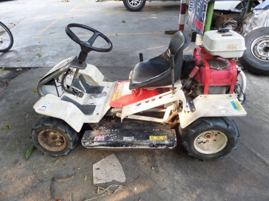 รถตัดหญ้าแบบนั่งขับ  เครื่ิอง 11 แรง  14  แรง นำเข้าจากญี่ปุ่น