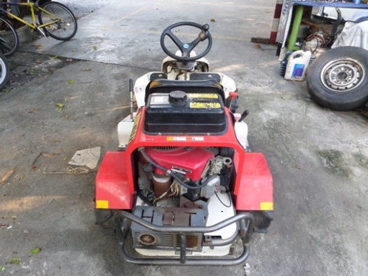 รถตัดหญ้าแบบนั่งขับ  เครื่ิอง 11 แรง  14  แรง นำเข้าจากญี่ปุ่น