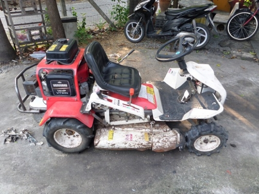 รถตัดหญ้าแบบนั่งขับ  เครื่ิอง 11 แรง  14  แรง นำเข้าจากญี่ปุ่น