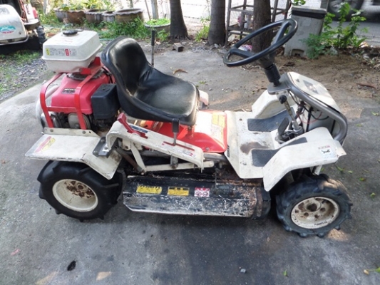 รถตัดหญ้าแบบนั่งขับ  เครื่ิอง 11 แรง  14  แรง นำเข้าจากญี่ปุ่น