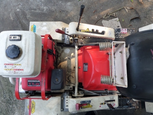 รถตัดหญ้าแบบนั่งขับ  เครื่ิอง 11 แรง  14  แรง นำเข้าจากญี่ปุ่น