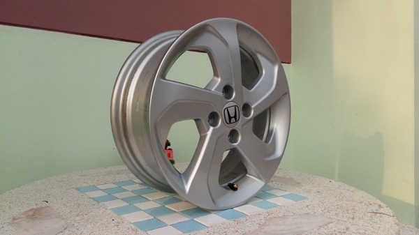 ขายล้อแม็กป้ายแดง new city 15"x5.5" et45 4รู100  สนใจติดต่อเล็กคลองสามครับ 081-3747940