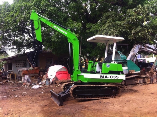 ขายรถขุด. MITSUBISHI ขนาดPc35    รถนำเข้า. รถเก่านอกแท้ 100\% เครื่องแน่น. ปั๊มแรง. เอวดี. ช่วงล่างสวย.  มีกระต่ายเต่า. รถพร้อมใช้งาน.  เอกสารใบอินวอยพร้อม.  ราคา 240,000 ต่อรองได้.   สนใจ 096-3268553.  ช่างเบนซ์.  ID LINE 0963268553