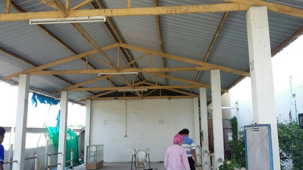 ชายโครงสร้างขนาด กว้าง 26 เมตร ยาว 54 เมตรหลังคาเมทัลชีตโลละ 20 บาท