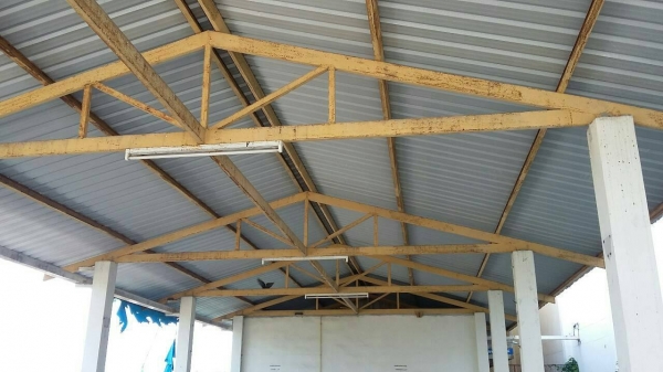 ชายโครงสร้างขนาด กว้าง 26 เมตร ยาว 54 เมตรหลังคาเมทัลชีตโลละ 20 บาท