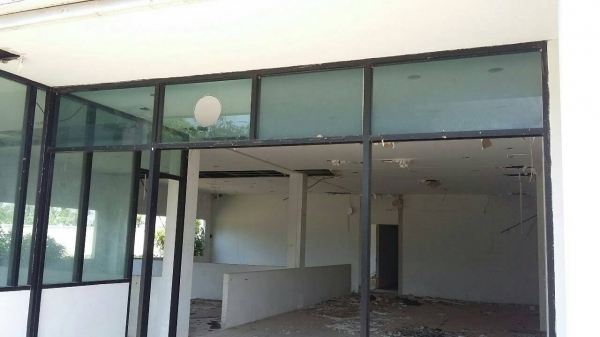 ชายโครงสร้างขนาด กว้าง 26 เมตร ยาว 54 เมตรหลังคาเมทัลชีตโลละ 20 บาท