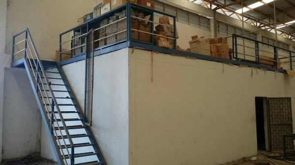 ชายโครงสร้างขนาด กว้าง 26 เมตร ยาว 54 เมตรหลังคาเมทัลชีตโลละ 20 บาท