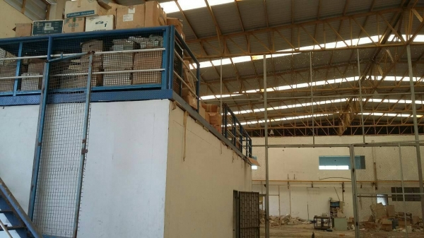 ชายโครงสร้างขนาด กว้าง 26 เมตร ยาว 54 เมตรหลังคาเมทัลชีตโลละ 20 บาท