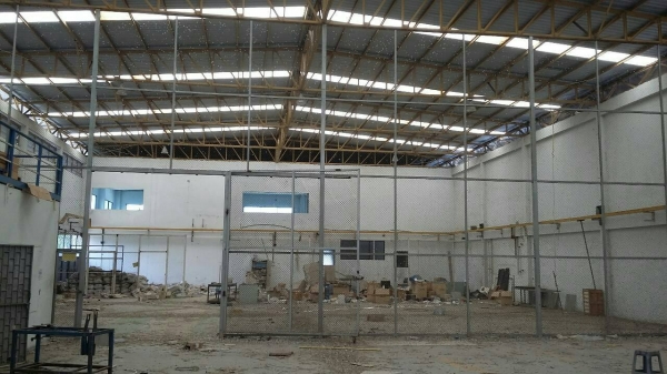 ชายโครงสร้างขนาด กว้าง 26 เมตร ยาว 54 เมตรหลังคาเมทัลชีตโลละ 20 บาท