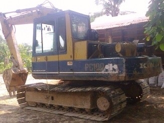 KOMATSU PC 100-3 รถบอดี้สวยเดิมพร้อมทำงานได้เลยครับ เครื่องยนต์เดิมๆปั๊มเดิมแรงดีทำงานได้เร็ว ภายในเก๋งสะอาดดี คอนโทรลยาว ภายนอกบูมอาร์มสวยเดิม ช่วงล่างเอวแน่นดี เฟลมสวยไม่มีปะ โรลเลอร์โซ่บูทใบแทรกสภาพดีประมาณ 60\% เอกสารสัญญาซื้อขาย ราคาต่อรองได้ครับ