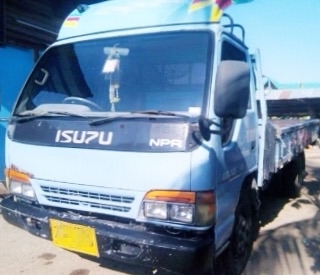 ISUZU NPR 120 HP 4HF1 ปี 39 ห้งแท้ เครื่องยนต์ฝาขาว รถบรรทุกหกล้อกระบะเหล็กคาร์โก้ความยาว 5 เมตรสภาพดีพร้อมบรรทุกได้เลยครับ เครื่องยนต์แน่นดีแรงดีไม่มีเยิ้ม หัวเก๋งสีสันบางๆเดิมๆ พ.ธรรมดา ช่วงล่างแน่นยางสภาพดี 6 เส้นประมาณ 70\% พร้อมใช้งาน เอกสารทะเบียนครบ