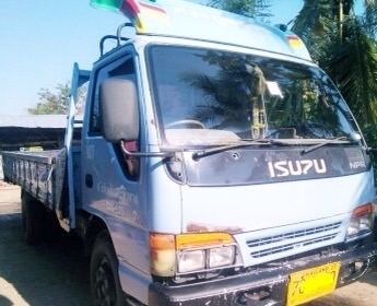 ISUZU NPR 120 HP 4HF1 ปี 39 ห้งแท้ เครื่องยนต์ฝาขาว รถบรรทุกหกล้อกระบะเหล็กคาร์โก้ความยาว 5 เมตรสภาพดีพร้อมบรรทุกได้เลยครับ เครื่องยนต์แน่นดีแรงดีไม่มีเยิ้ม หัวเก๋งสีสันบางๆเดิมๆ พ.ธรรมดา ช่วงล่างแน่นยางสภาพดี 6 เส้นประมาณ 70\% พร้อมใช้งาน เอกสารทะเบียนครบ ISUZU NPR 120 HP 4HF1 ปี 39 ห้งแท้ เครื่องยนต์ฝาขาว รถบรรทุกหกล้อกระบะเหล็กคาร์โก้ความยาว 5 เมตรสภาพดีพร้อมบรรทุกได้เลยครับ เครื่องยนต์แน่นดีแรงดีไม่มีเยิ้ม หัวเก๋งสีสันบางๆเดิมๆ พ.ธรรมดา ช่วงล่างแน่นยางสภาพดี 6 เส้นประมาณ 70\% พร้อมใช้งาน เอกสารทะเบียนครบ